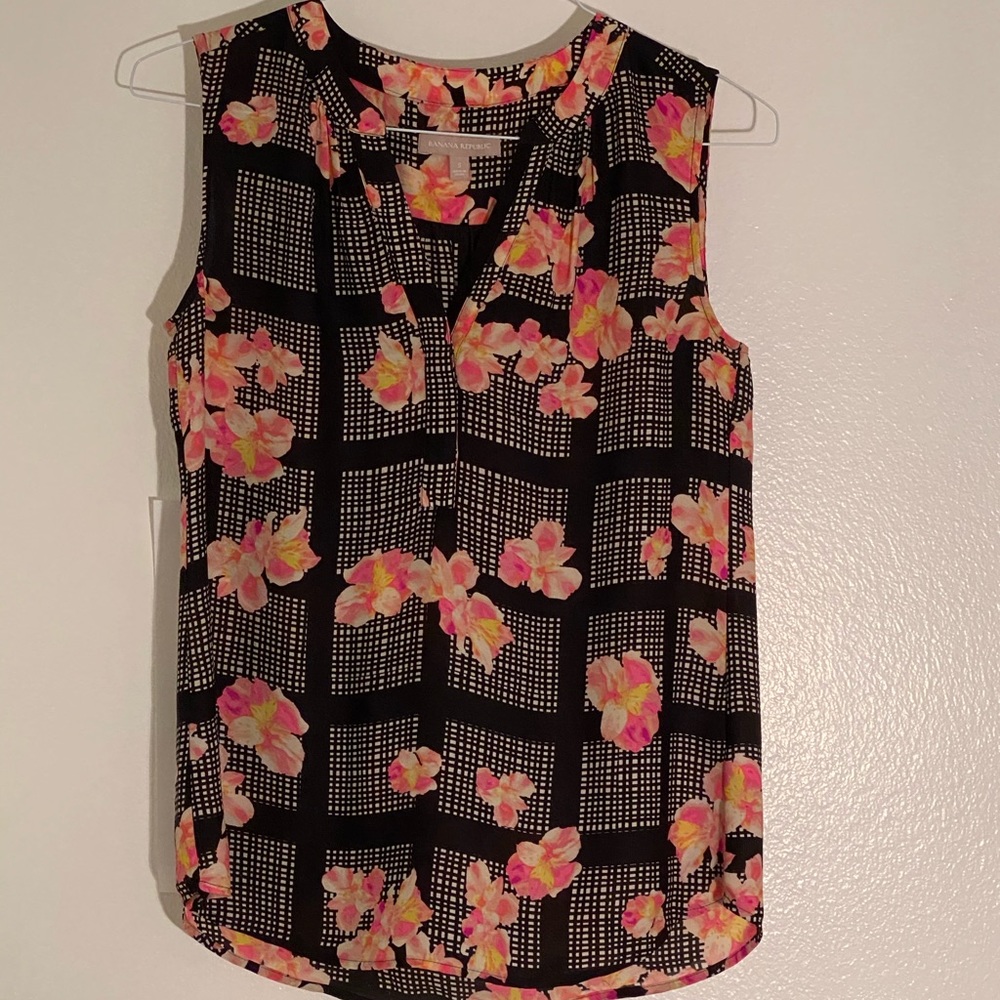 Sleeveless v neck patterned blouse